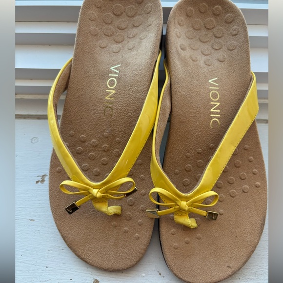 Like new Vionic Bella II yellow sandal flip flop size 7 - Picture 6 of 6